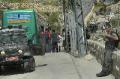 Guarding2275 Tour bus of a group of American Jewish visitors, guarded by Israeli soldiers and police